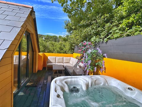 Chy Glynn. Luxury lodge with hot tub and views. House in St Agnes