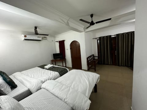 TV and multimedia, Photo of the whole room, air conditioner