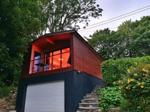 Chy Cos. South facing lodge with balcony & views. House in St Agnes
