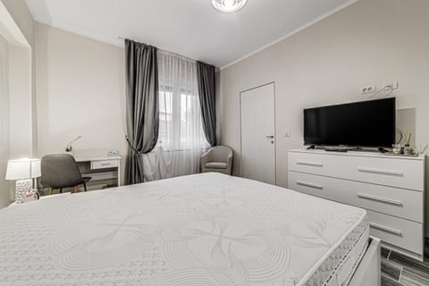 Bed, TV and multimedia, Bedroom, hair dresser