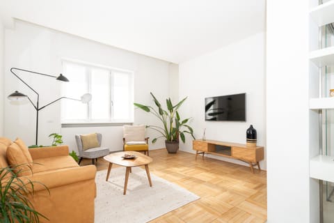 TV and multimedia, Living room, Seating area, Evening entertainment