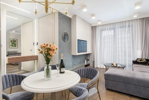 TV and multimedia, Kitchen or kitchenette, Living room, Photo of the whole room, Dining area