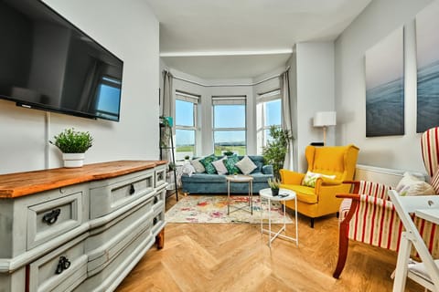 Bright Apt Steps From the Beach - Dunluce Park 3 Apartment in Portrush