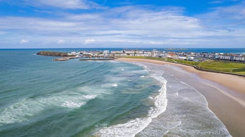 Bright Apt Steps From the Beach - Dunluce Park 3 Apartment in Portrush