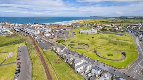 Bright Apt Steps From the Beach - Dunluce Park 3 Apartment in Portrush