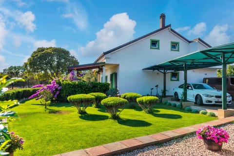 Property building, Garden, Garden view, Parking