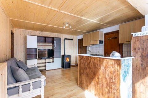 Kitchen or kitchenette, Living room, Seating area, minibar, stove