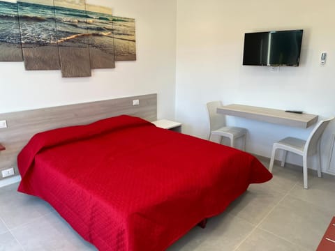 Bed, TV and multimedia, Photo of the whole room, Bedroom