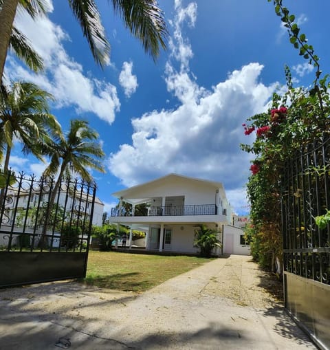 Property building, Day, Garden, Garden, Garden view