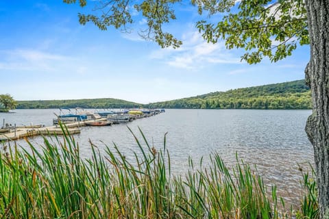 Game Room and BBQ Waterfront Lake Harmony Condo! Apartment in Big Boulder Lake