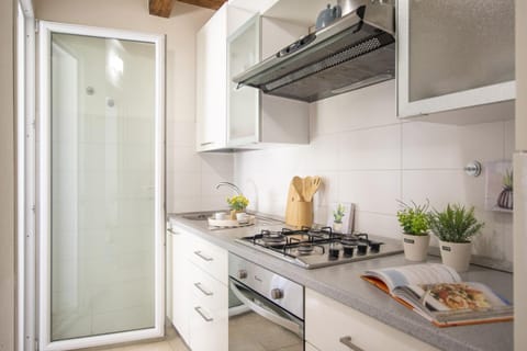 Kitchen or kitchenette, pet friendly, stove