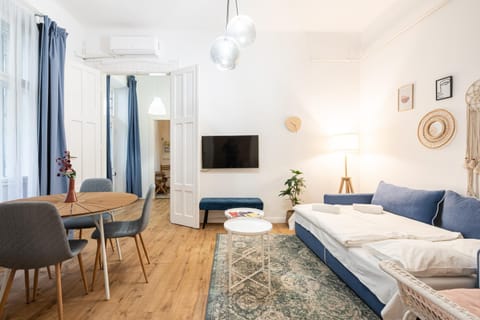 Bed, TV and multimedia, Living room