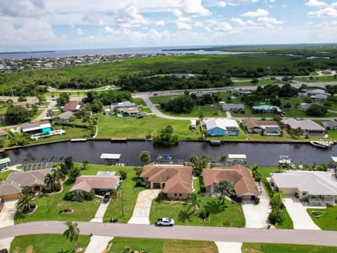 House With A Boat - Boat, Heated Pool, Fishing House in Port Charlotte
