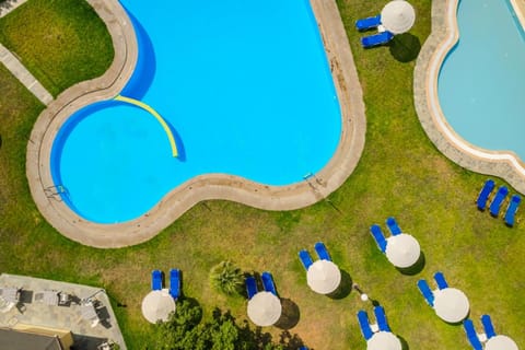 Swimming pool, sunbed