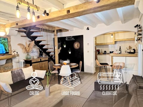 Coffee/tea facilities, Kitchen or kitchenette, Living room, Seating area, Dining area, minibar