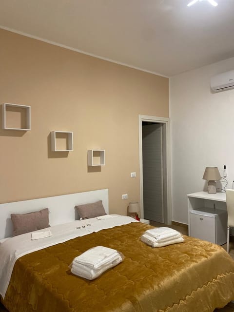 Bed, Bedroom, air conditioner