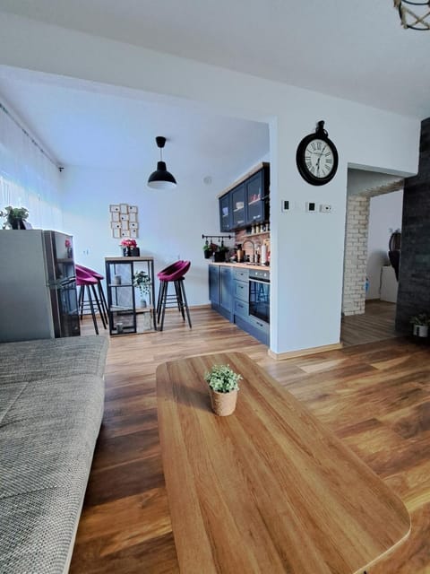 TV and multimedia, Kitchen or kitchenette, Living room, Seating area, Dining area