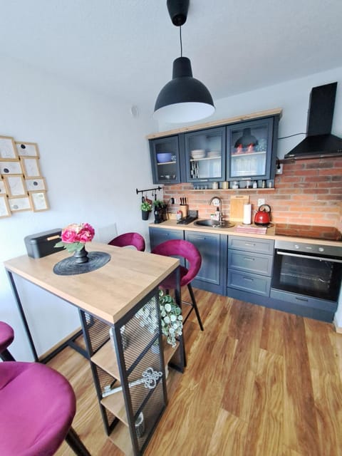 Kitchen or kitchenette, Living room, Seating area, Dining area, stove