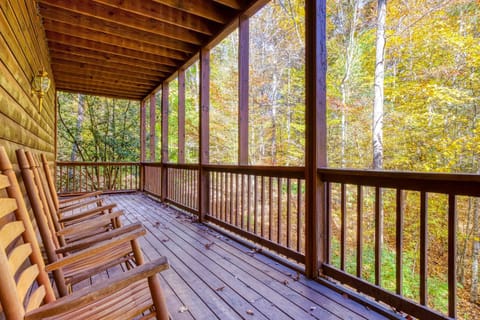 ER298- Renewed Spirit Great location- Close to town cabin Cabin in Pigeon Forge