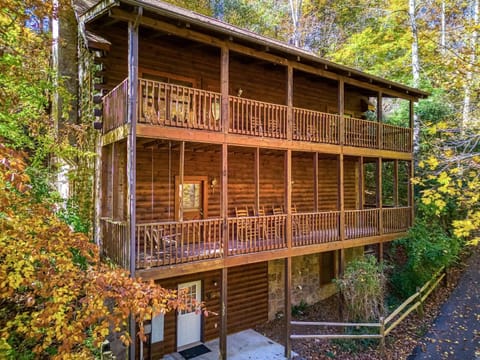 ER298- Renewed Spirit Great location- Close to town cabin Cabin in Pigeon Forge