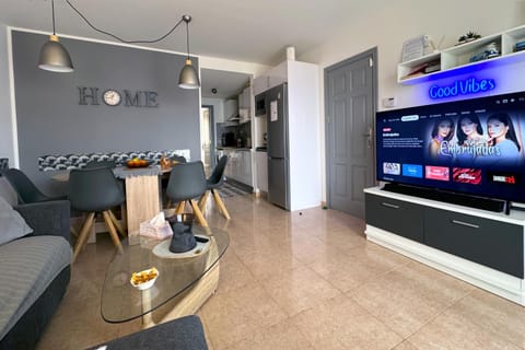 TV and multimedia, Seating area, Lunch