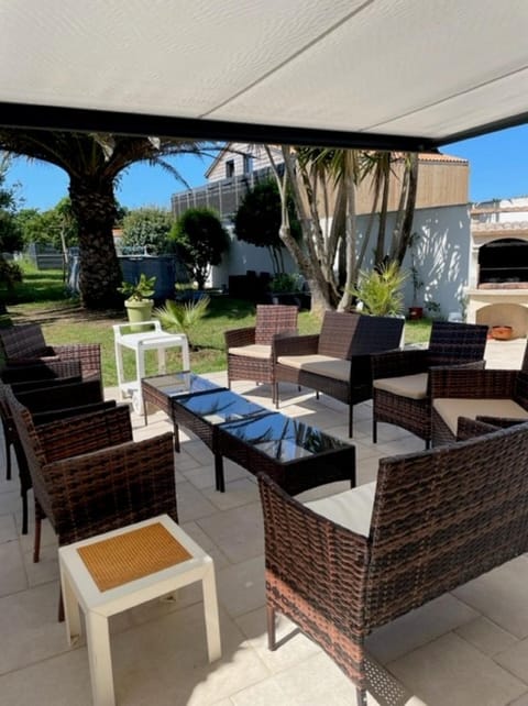 Garden, Living room, Seating area