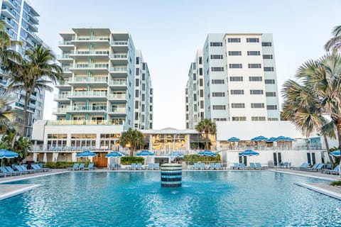 Property building, Restaurant/places to eat, Pool view, Swimming pool, Breakfast, Location