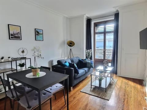P&R 2, 2 bedroom, close to center, Plainpalais Apartment in Geneva