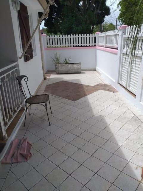 Maison créole chaleureuse avec stationnement House in Le Gosier