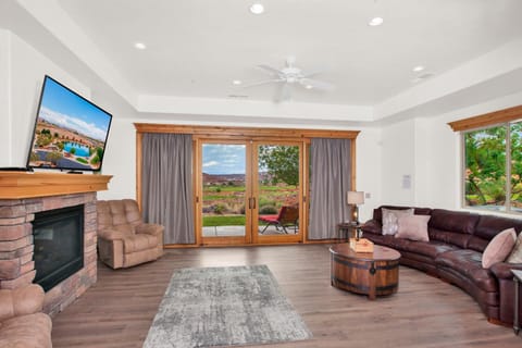 Coral Ridge 1889 Golf Course View, Spacious yard House in Washington