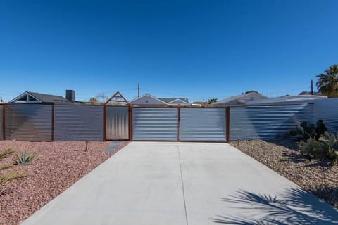 Joshua TreeYucca Valley Sunset Desert Retreat 6425 House in Joshua Tree