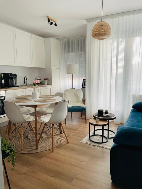 Kitchen or kitchenette, Living room, Seating area, Dining area