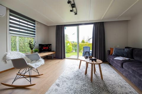 TV and multimedia, Living room, Garden view