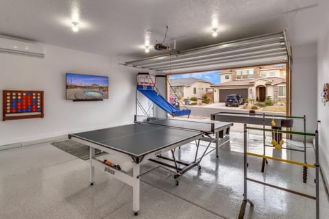 Tiki Oasis at Ladera 325 Private Swimming Spa, Hot tub, and Community Pool House in Washington