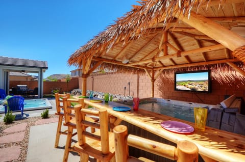 Tiki Oasis at Ladera 325 Private Swimming Spa, Hot tub, and Community Pool House in Washington