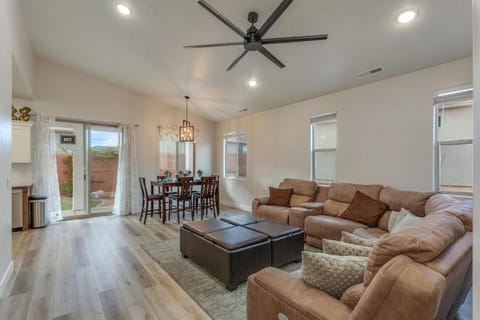 Ladera Resort 415 Brand New with a Private Yard, BBQ Grill, and resort Pool & Spa House in Washington