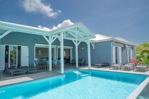 Property building, Patio, Day, Pool view, Swimming pool, sunbed