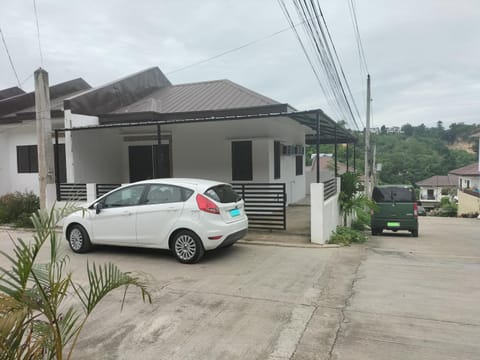 Property building, Day, Neighbourhood, Street view, Parking
