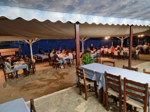 Restaurant/places to eat, People, Food and drinks, Food