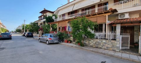 Property building, Neighbourhood, Street view, Location, Parking