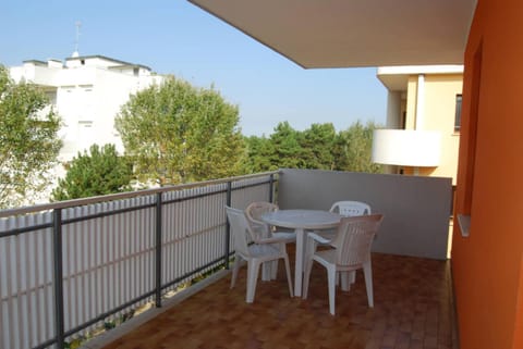 View (from property/room), Balcony/Terrace, Seating area, furniture