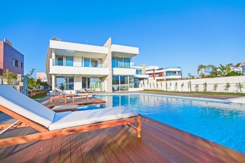 Property building, Day, Garden, Swimming pool, sunbed