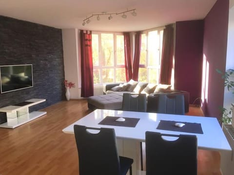 TV and multimedia, Living room, Seating area, Evening entertainment