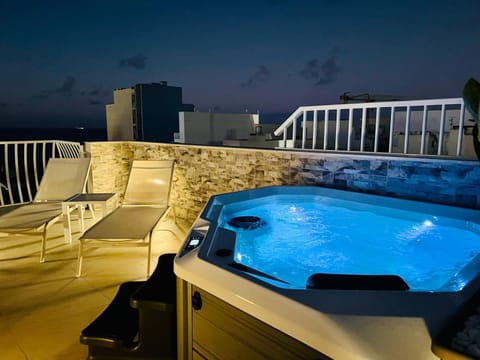 Hot Tub, sunbed