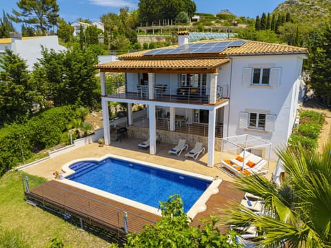 Swimming pool, sunbed