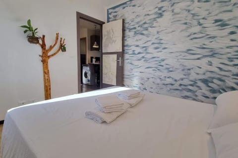 Bed, Bedroom, towels