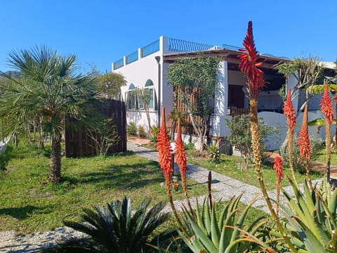 Restaurant/places to eat, Garden, Canoeing, Hiking