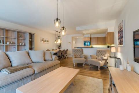 TV and multimedia, Living room, Seating area, Dining area