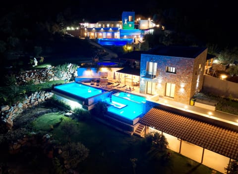 Property building, Garden, Swimming pool