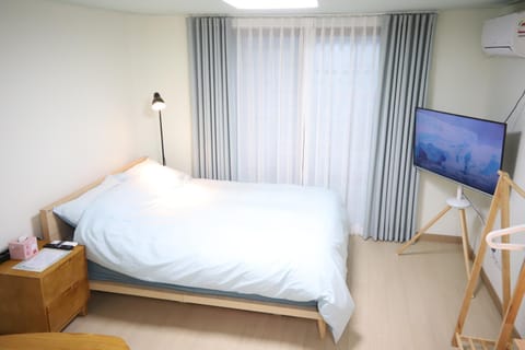 Bed, TV and multimedia, Bedroom, air conditioner